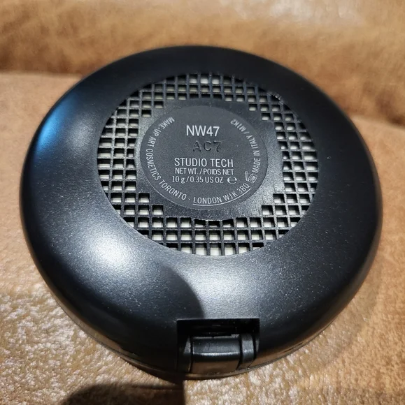 M•A•C Studio Fix Tech NW47 - Picture 3 of 3